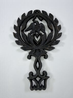 Vintage Cast Iron American Eagle Heart Laurel Wreath Trivet Wall Plaque T-13